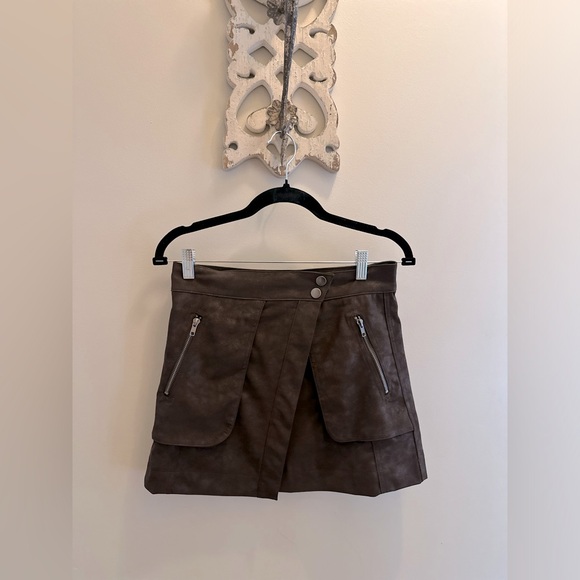 21 Saints Dresses & Skirts - Brown Faux Leather Mini Skirt with Zipper Pockets – Size Small
